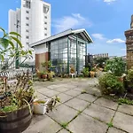 Exceptional 2-Bedroom Flat In Leicester Square!
