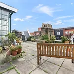 Exceptional 2-Bedroom Flat In Leicester Square!